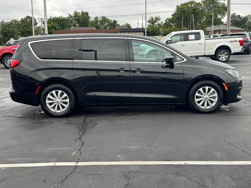 Chrysler Pacifica Vehicle Full-screen Gallery Image 02