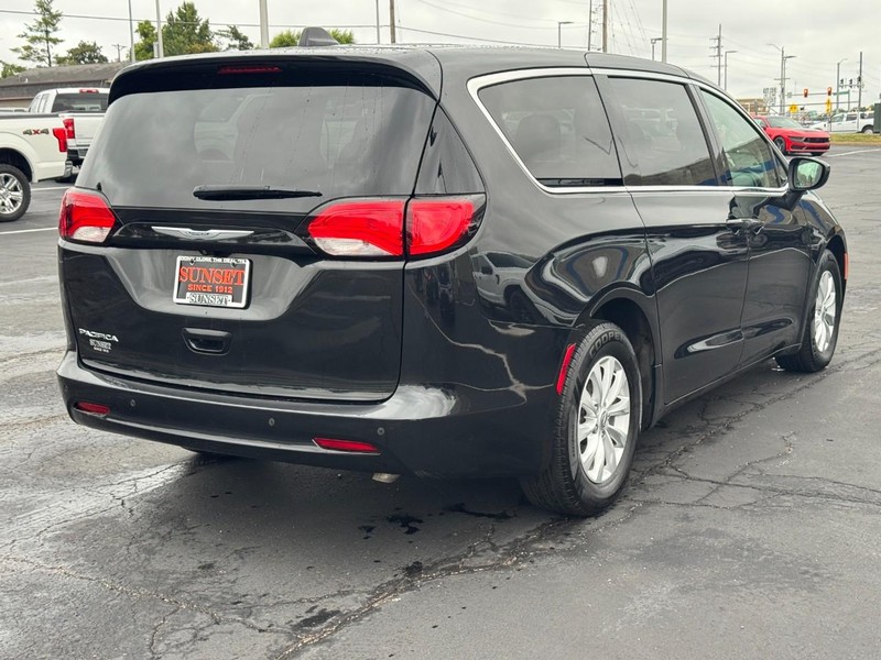 Chrysler Pacifica Vehicle Full-screen Gallery Image 03