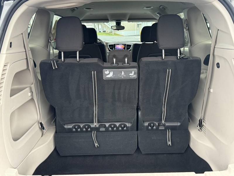 Chrysler Pacifica Vehicle Full-screen Gallery Image 05