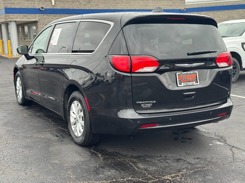 Chrysler Pacifica Vehicle Full-screen Gallery Image 06