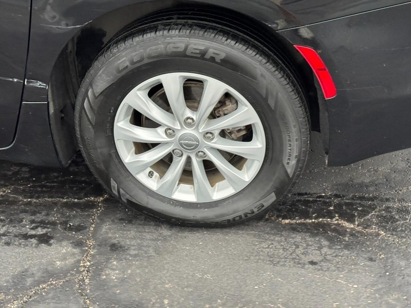 Chrysler Pacifica Vehicle Full-screen Gallery Image 07
