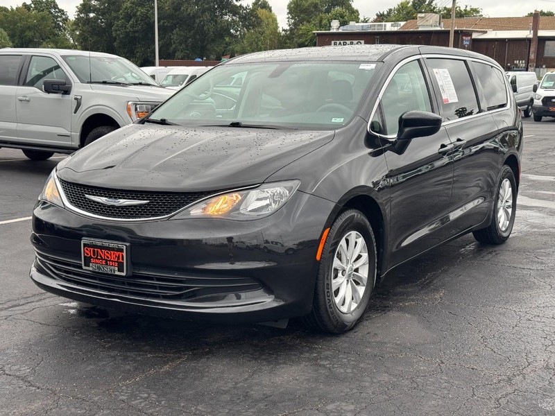 Chrysler Pacifica Vehicle Full-screen Gallery Image 08