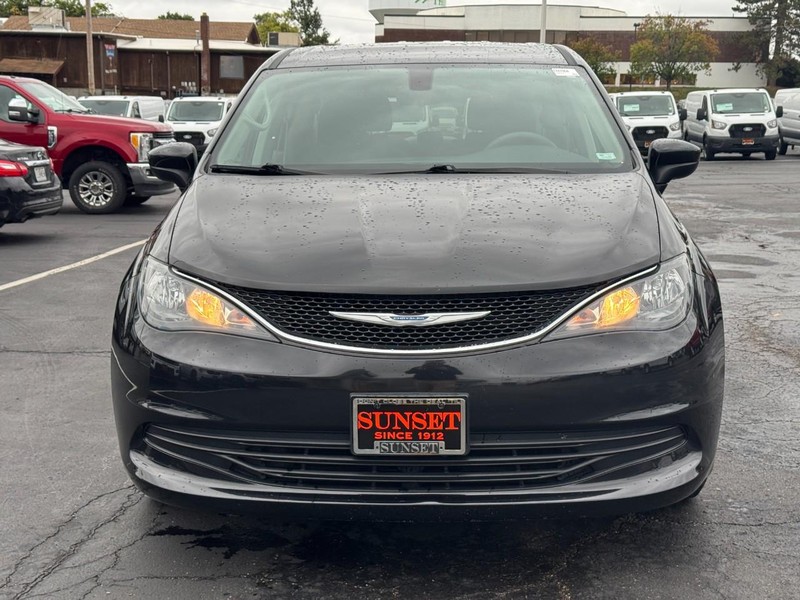 Chrysler Pacifica Vehicle Full-screen Gallery Image 09