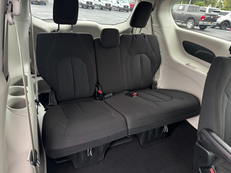 Chrysler Pacifica Vehicle Full-screen Gallery Image 10