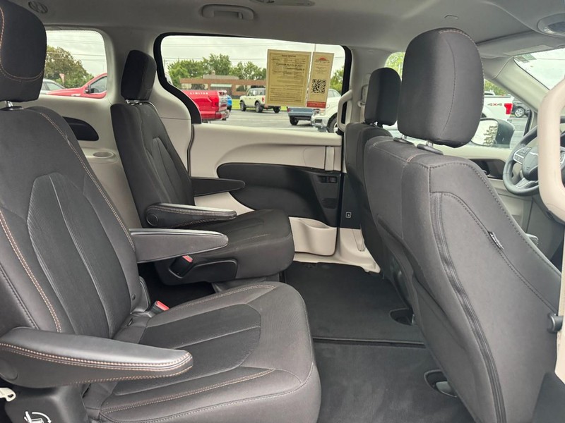 Chrysler Pacifica Vehicle Full-screen Gallery Image 11