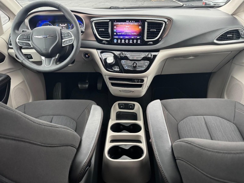 Chrysler Pacifica Vehicle Full-screen Gallery Image 12