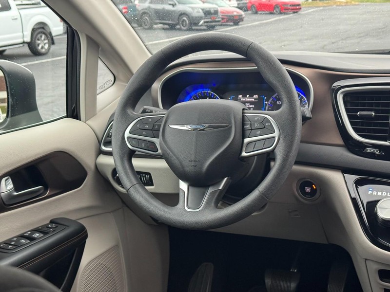 Chrysler Pacifica Vehicle Full-screen Gallery Image 13