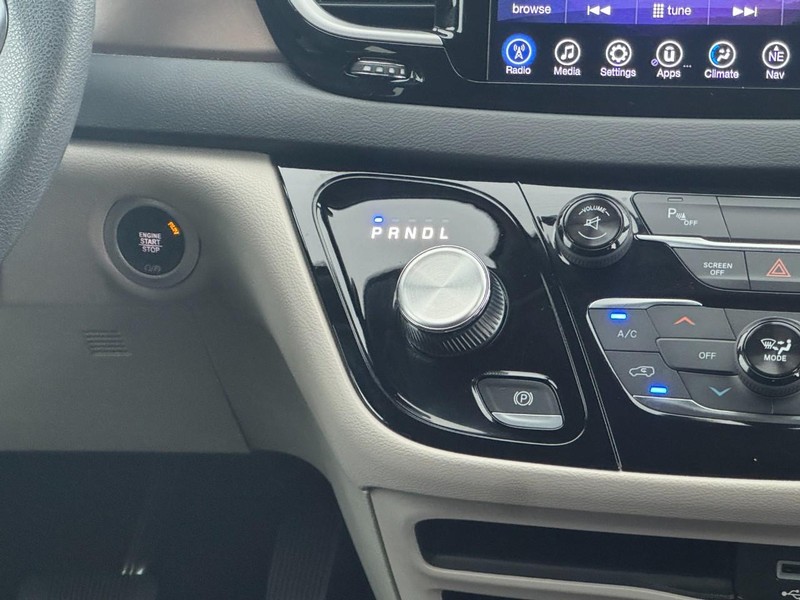 Chrysler Pacifica Vehicle Full-screen Gallery Image 15
