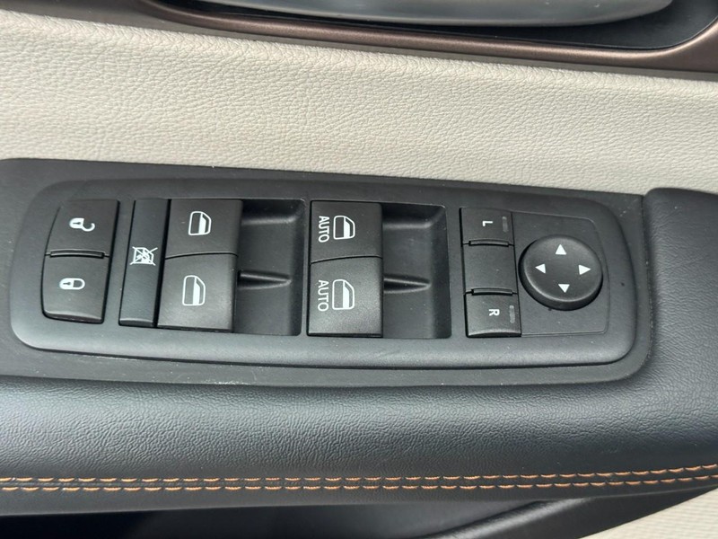 Chrysler Pacifica Vehicle Full-screen Gallery Image 16
