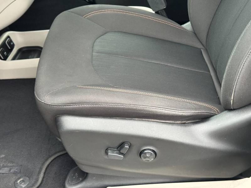 Chrysler Pacifica Vehicle Full-screen Gallery Image 17