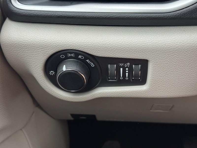 Chrysler Pacifica Vehicle Full-screen Gallery Image 18