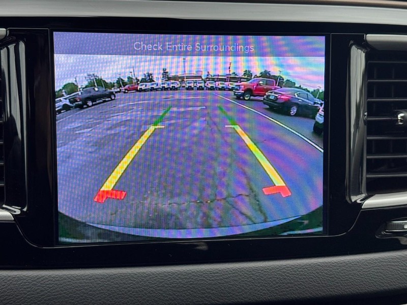 Chrysler Pacifica Vehicle Full-screen Gallery Image 23