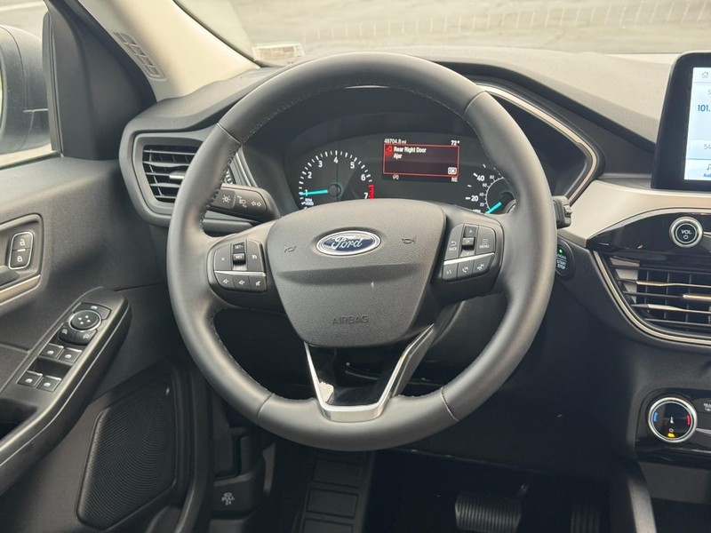 Ford Escape Vehicle Full-screen Gallery Image 13