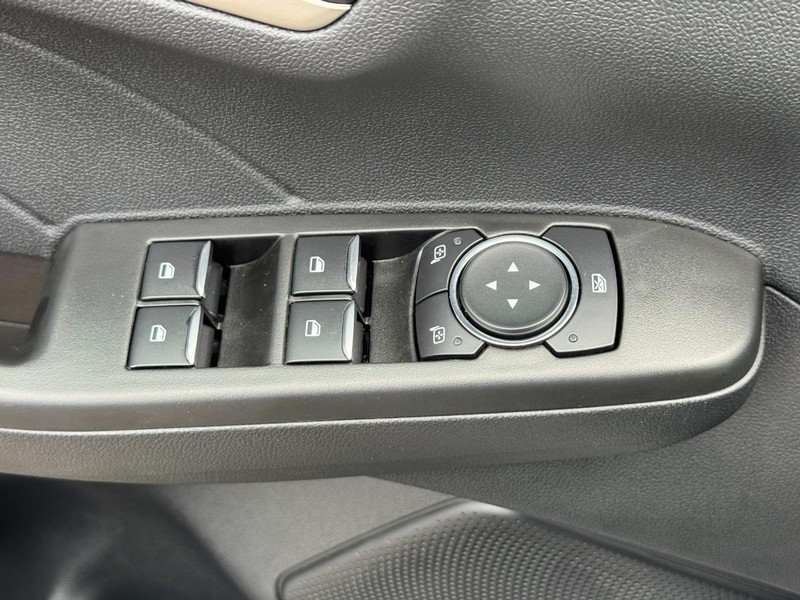 Ford Escape Vehicle Full-screen Gallery Image 16