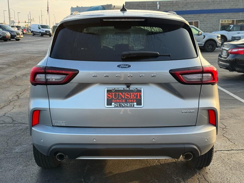 Ford Escape Vehicle Full-screen Gallery Image 04