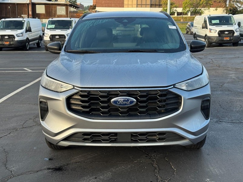 Ford Escape Vehicle Full-screen Gallery Image 09