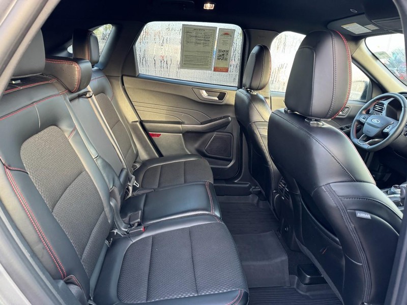 Ford Escape Vehicle Full-screen Gallery Image 10