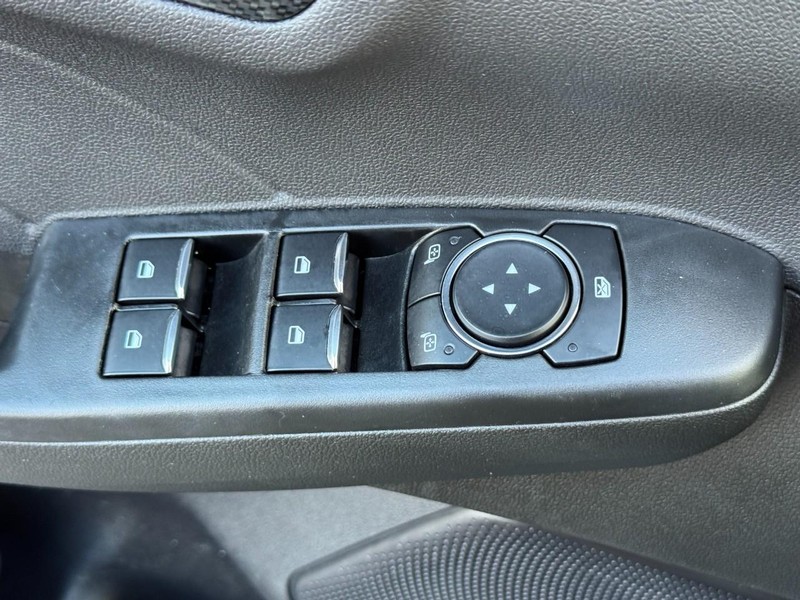 Ford Escape Vehicle Full-screen Gallery Image 15
