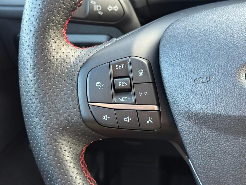 Ford Escape Vehicle Full-screen Gallery Image 18