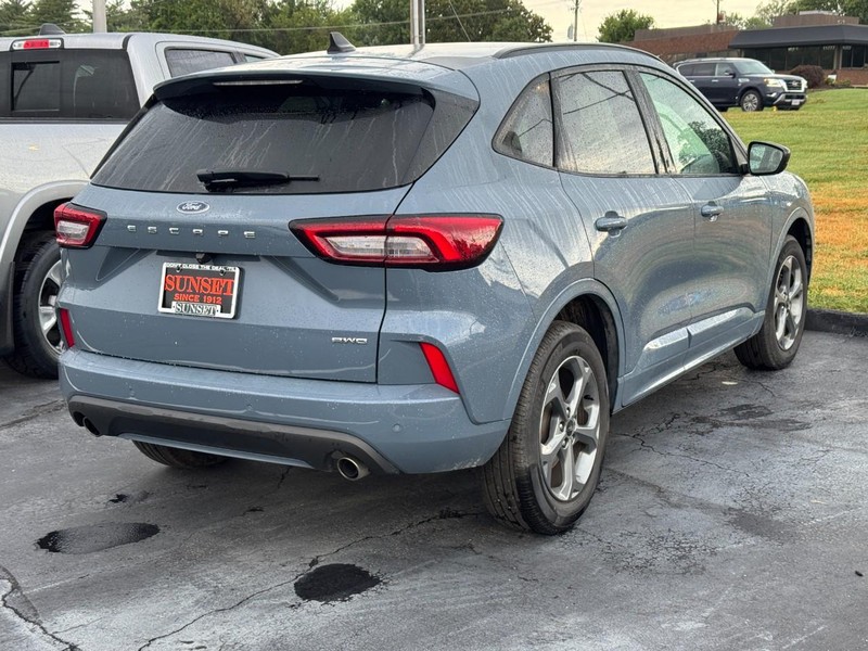 Ford Escape Vehicle Full-screen Gallery Image 03