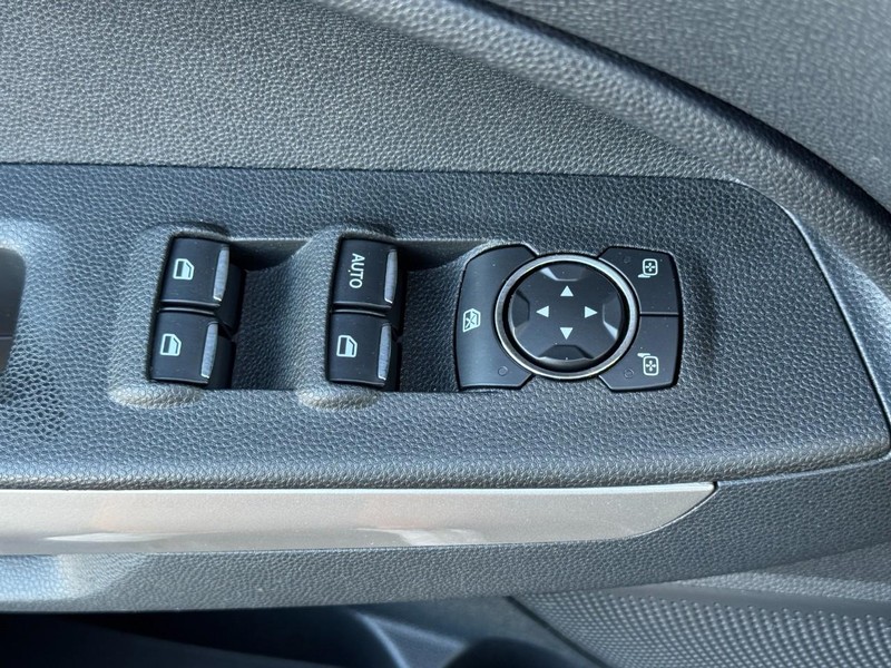 Ford EcoSport Vehicle Full-screen Gallery Image 17
