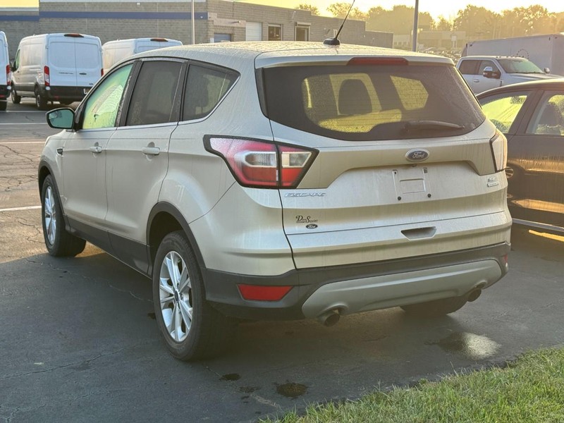 Ford Escape Vehicle Full-screen Gallery Image 04