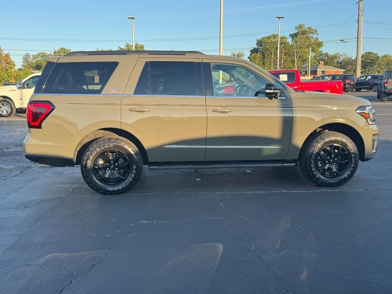 Ford Expedition Vehicle Full-screen Gallery Image 02