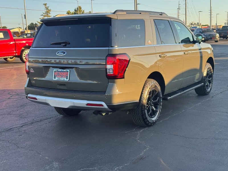 Ford Expedition Vehicle Full-screen Gallery Image 03