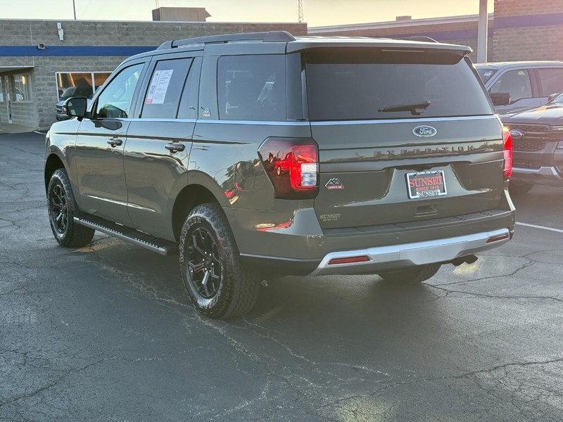Ford Expedition Vehicle Full-screen Gallery Image 07