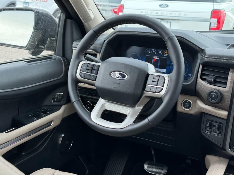 Ford Expedition Vehicle Image 16