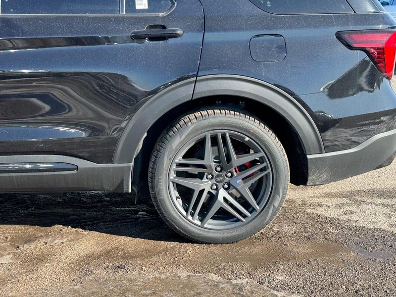 Ford Explorer Vehicle Image 11
