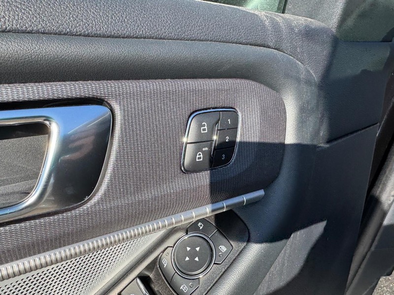 Ford Explorer Vehicle Image 23