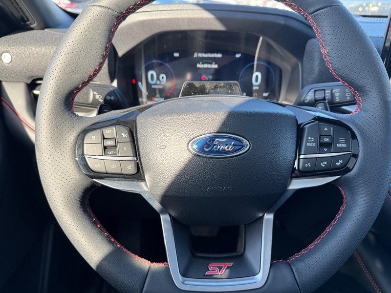 Ford Explorer Vehicle Image 24