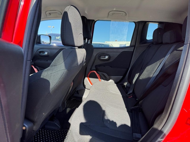 Jeep Renegade Vehicle Image 12