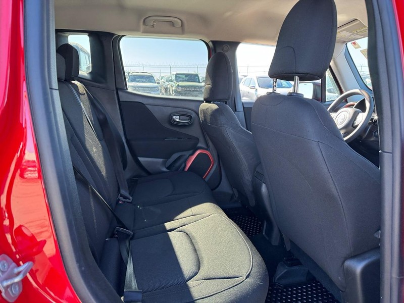 Jeep Renegade Vehicle Image 13