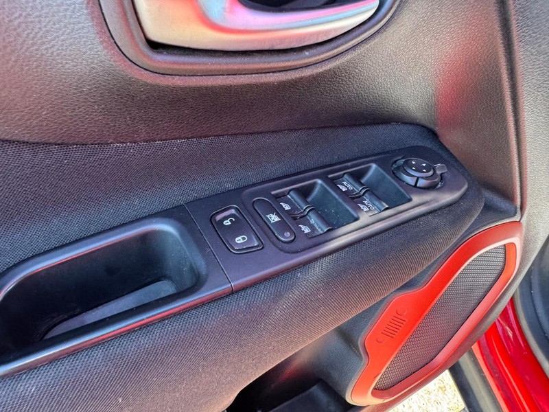 Jeep Renegade Vehicle Image 18