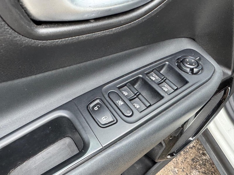 Jeep Renegade Vehicle Image 18