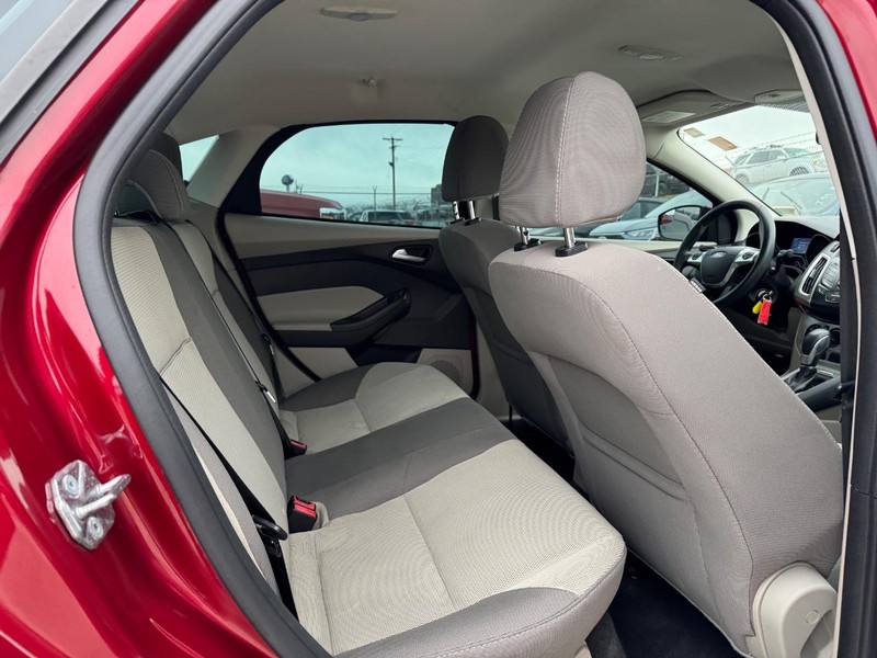 Ford Focus Vehicle Image 12