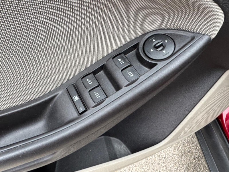 Ford Focus Vehicle Image 18