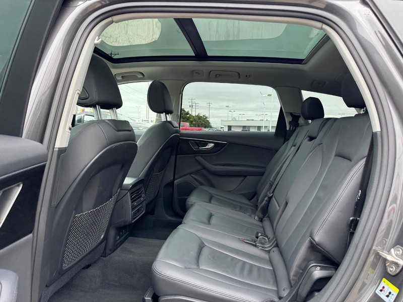 Audi Q7 Vehicle Image 12