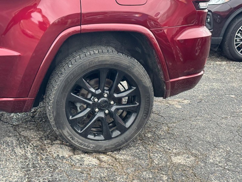 Jeep Grand Cherokee Vehicle Image 11