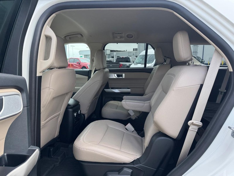 Ford Explorer Vehicle Image 12