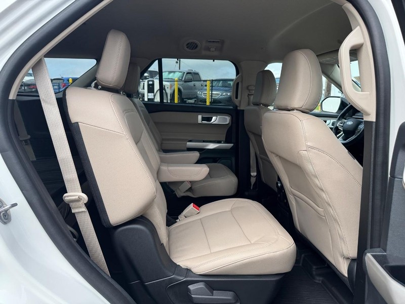 Ford Explorer Vehicle Image 14