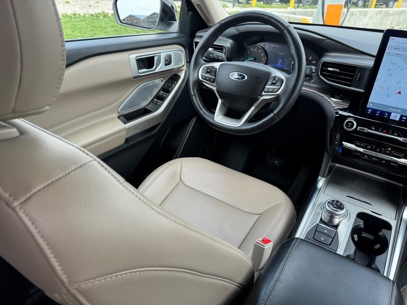 Ford Explorer Vehicle Image 15