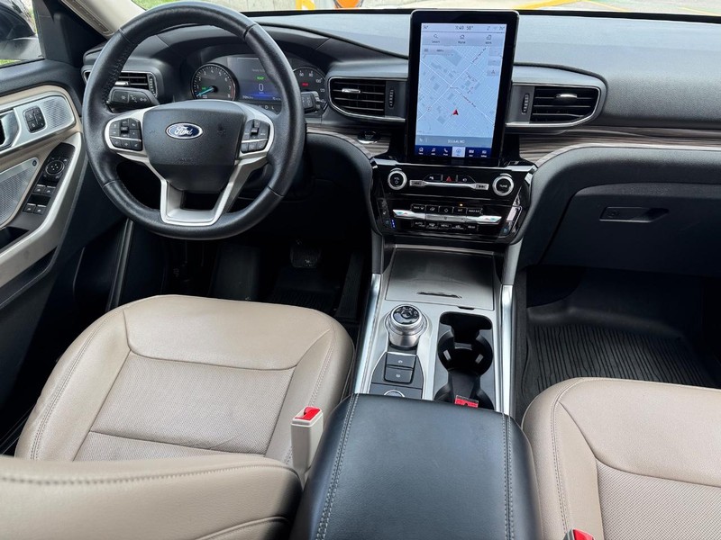 Ford Explorer Vehicle Image 16