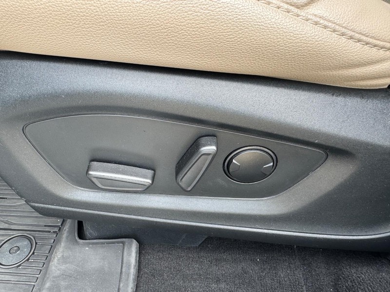 Ford Explorer Vehicle Image 18
