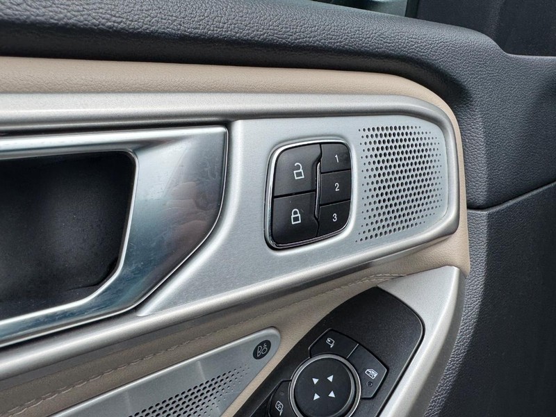 Ford Explorer Vehicle Image 20