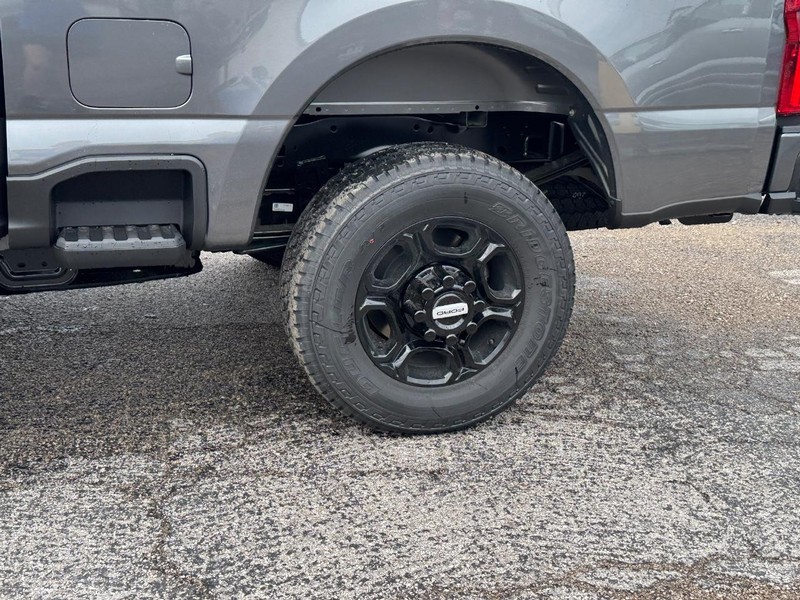 Ford Super Duty F-250 SRW Vehicle Image 11