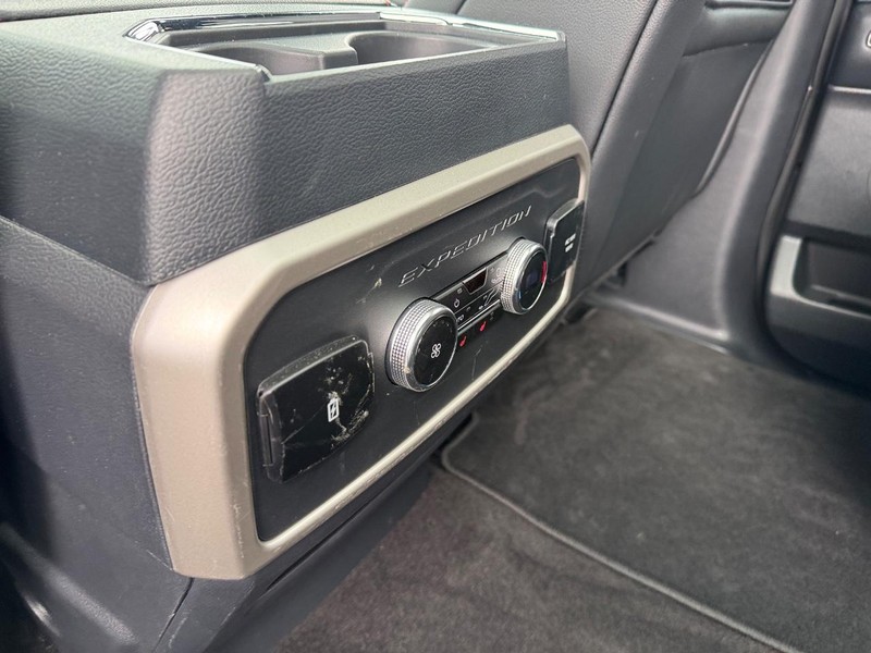 Ford Expedition Vehicle Image 14