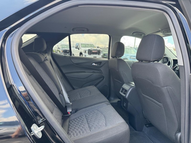 Chevrolet Equinox Vehicle Image 13